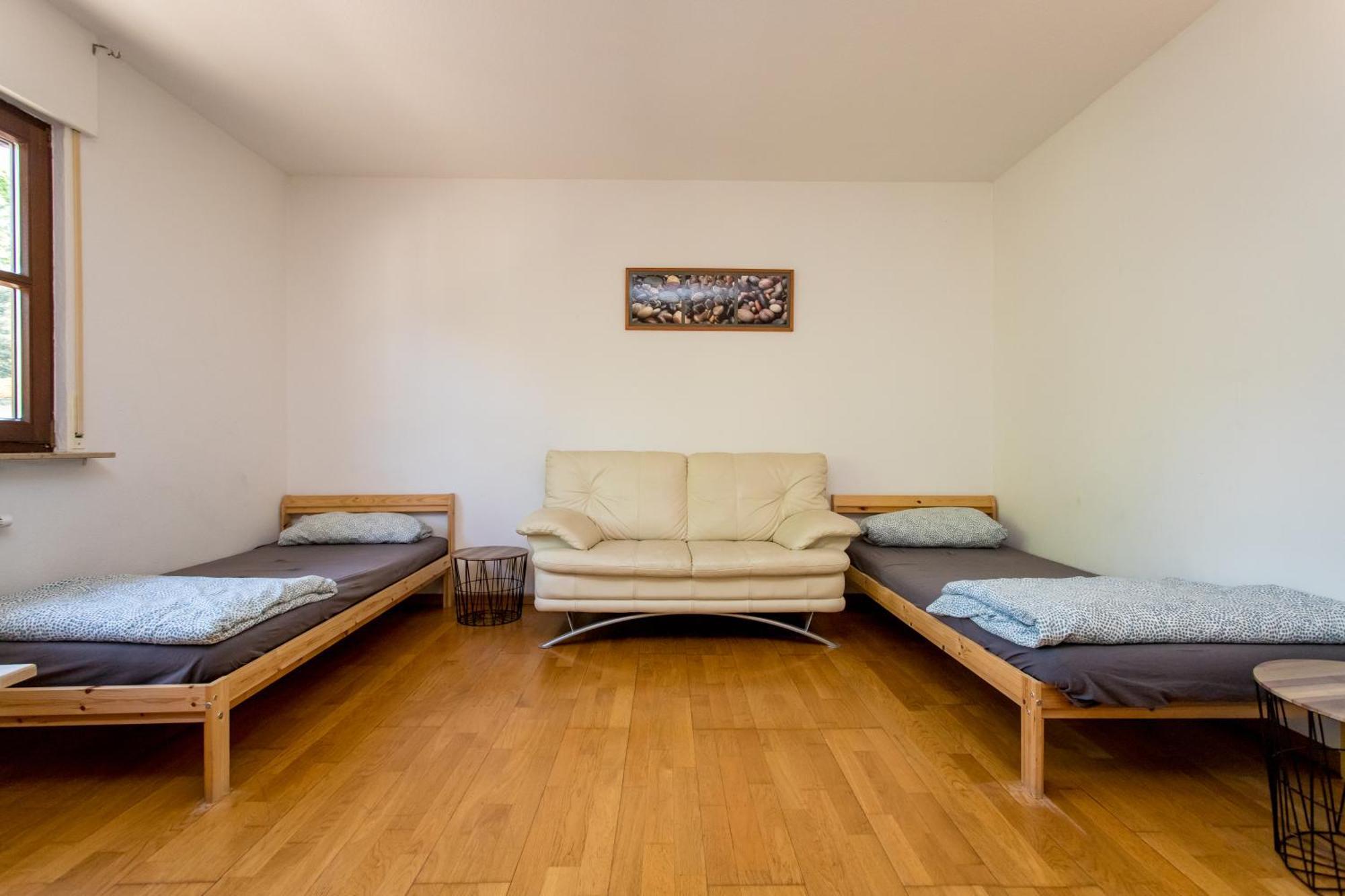 Ferienwohnung Mit 123Qm Fuer 8 Personen Mit Sehr Grossem Garten, Einfache Innen-Ausstattung Лайпциг Екстериор снимка